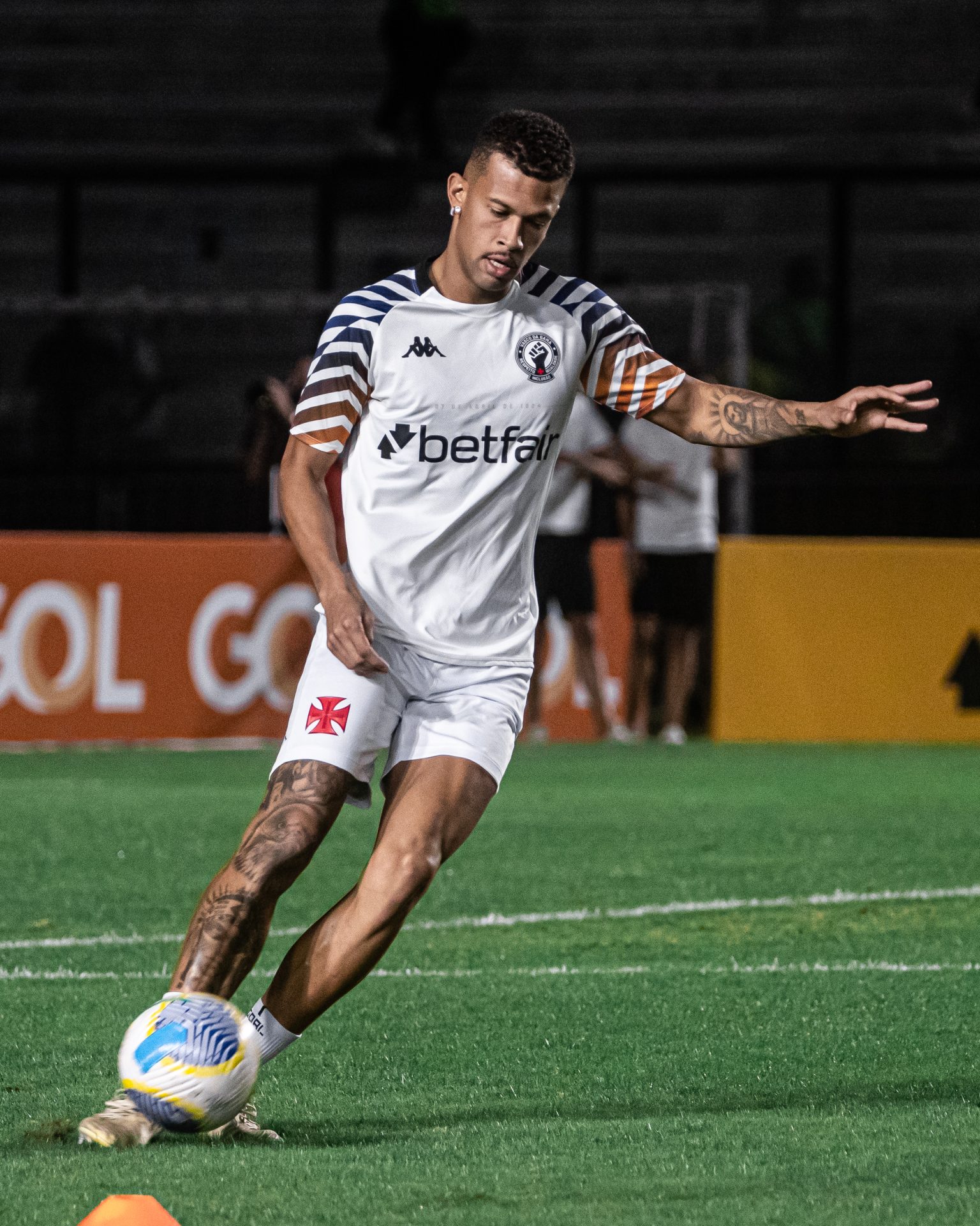 João Victor aquecendo antes do clássico entre Vasco x Botafogo