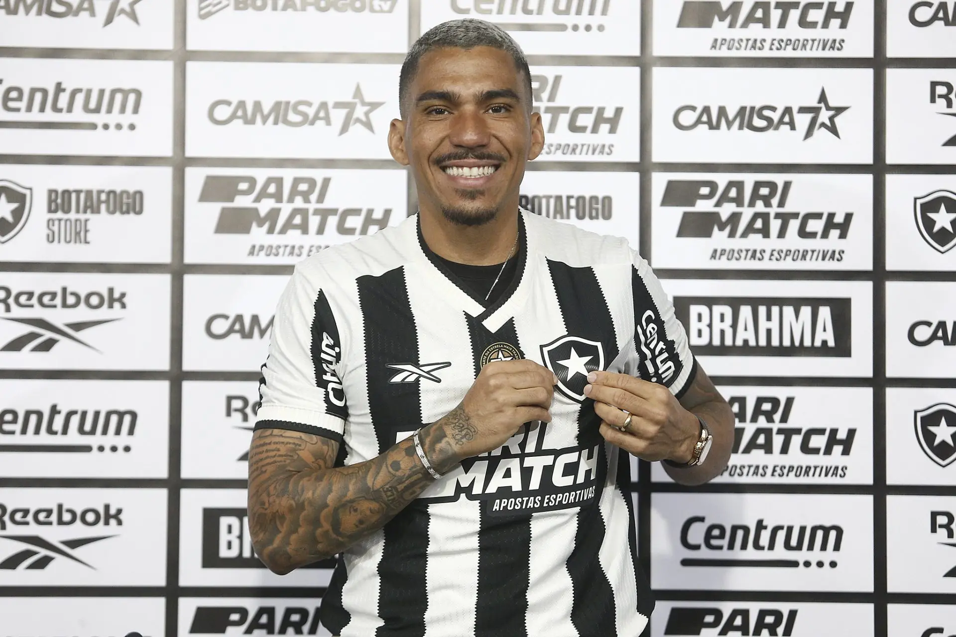 Allan é apresentado oficialmente pelo Botafogo Allan é apresentado oficialmente pelo Botafogo