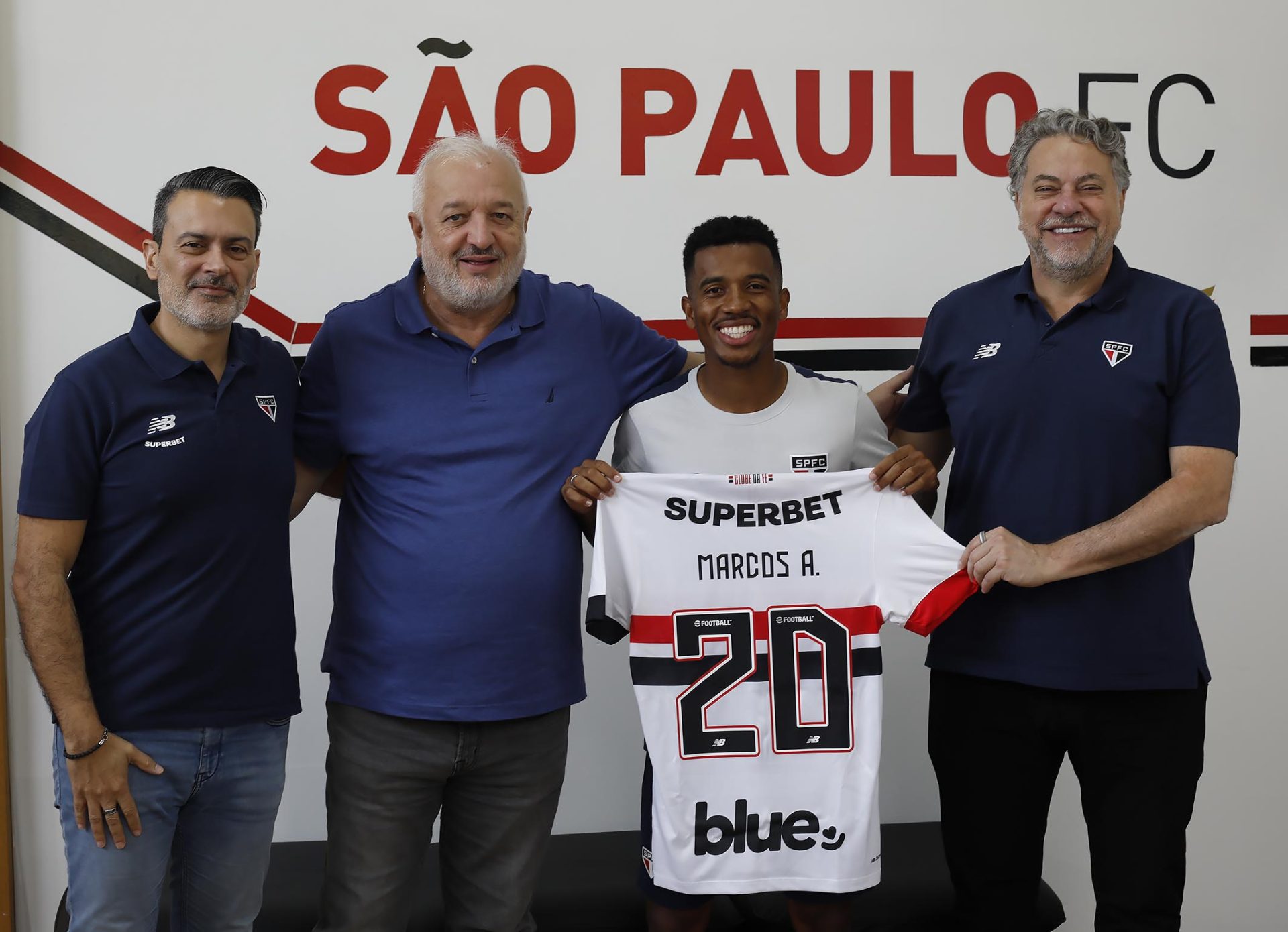 Marcos Antonio posa com diretores do São Paulo