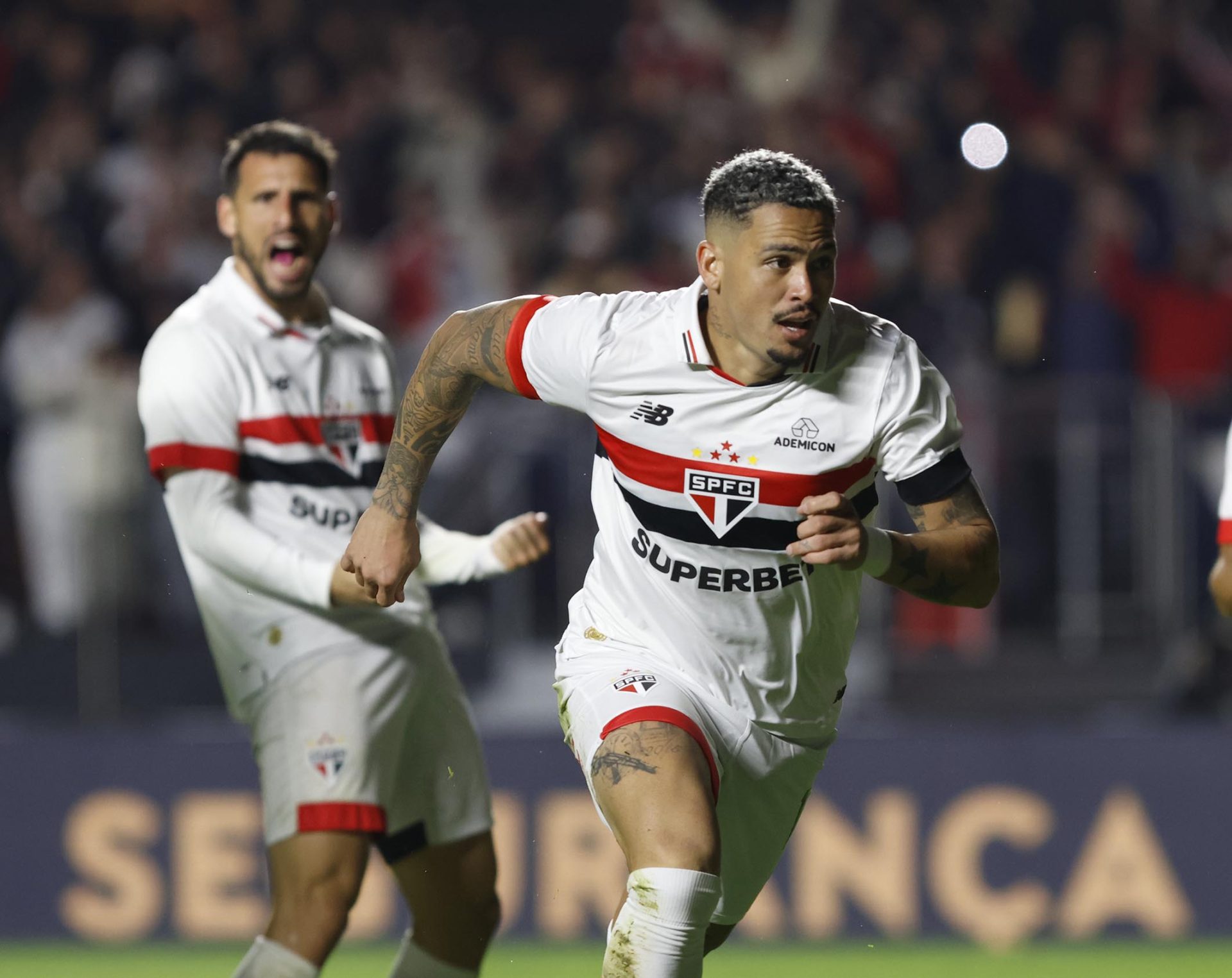 Luciano e Calleri comemoram gol do São Paulo