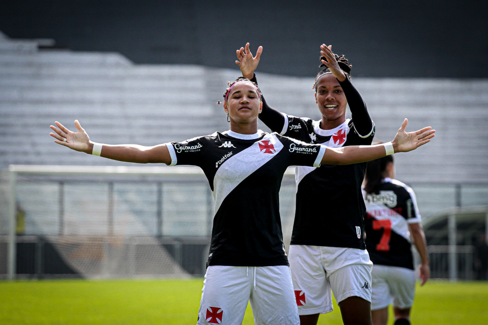 Mavi comemora gol marcado contra o Ação