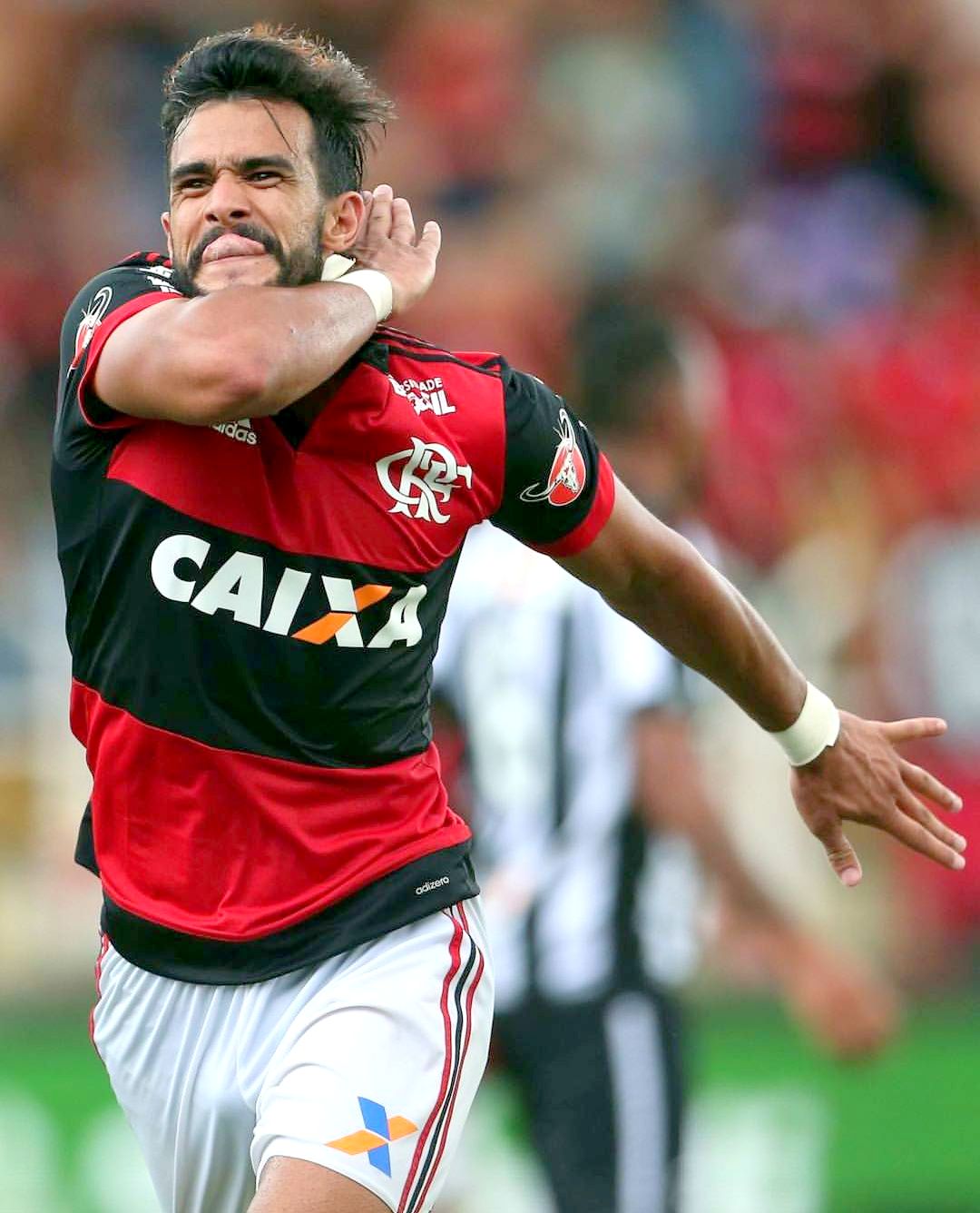 Henrique Dourado comemora gol pelo Flamengo