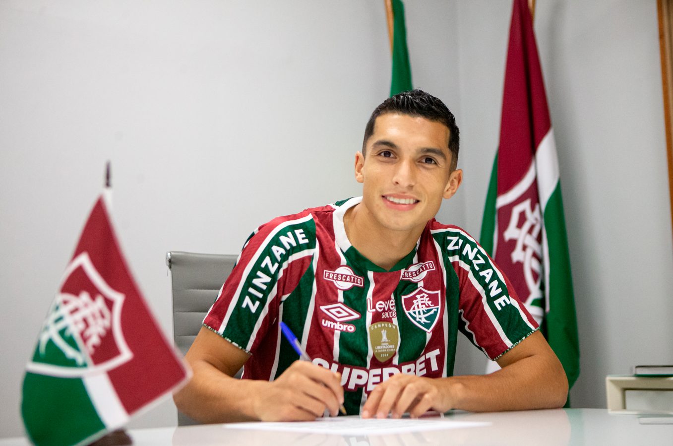 Kevin Serna assina com o Fluminense