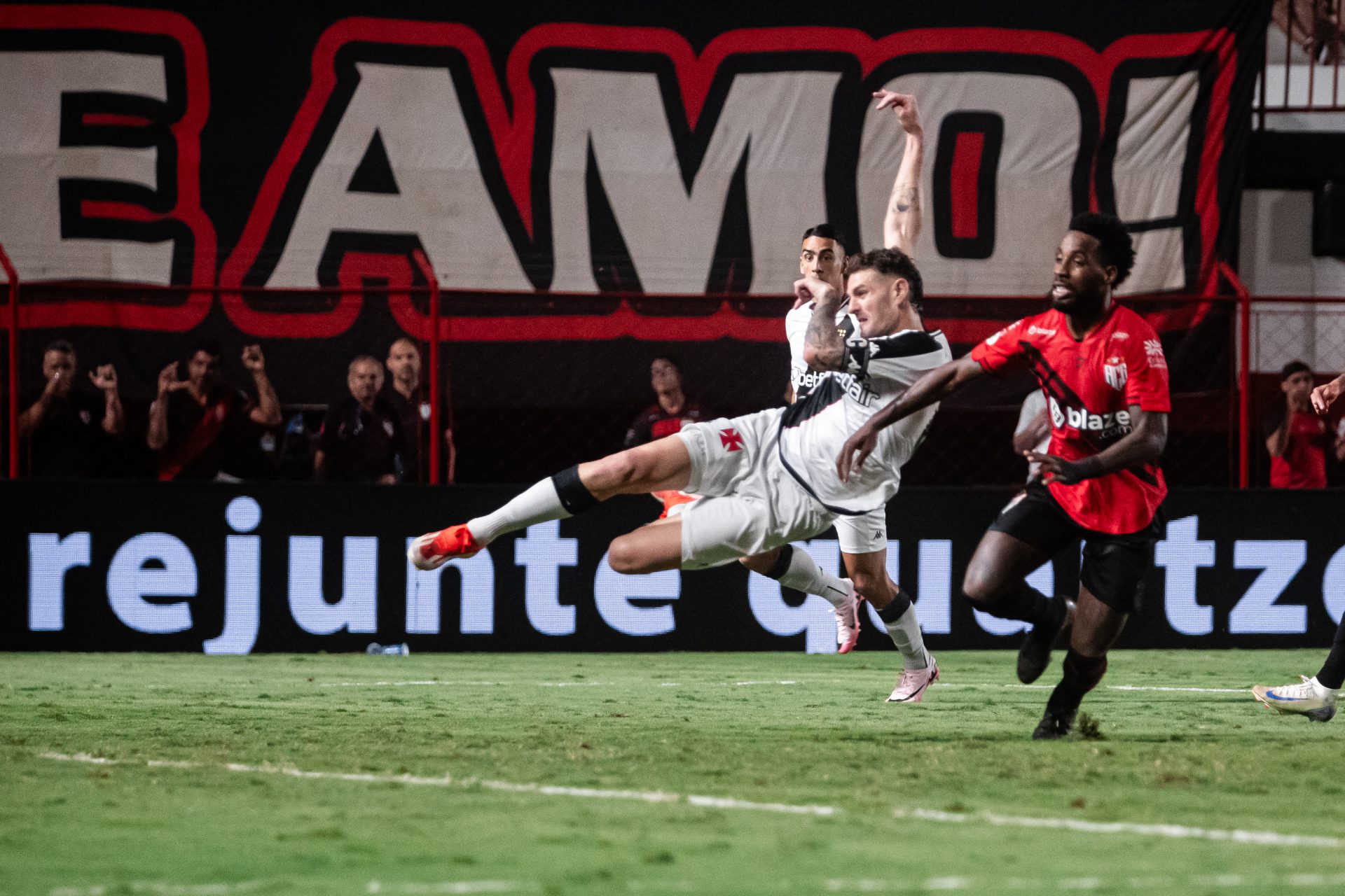 Pablo Vegetti marcou o gol do Vasco