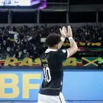 Dimitri Payet, meia-atacante do Vasco, agradecendo ao torcedor pelo seu apoio (Matheus Lima/Vasco)