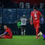 Emerson Rodríguez comemora o primeiro dos dois gols do Vasco pelo Brasileiro