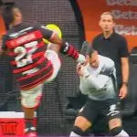 Bruno Henrique acerta cabeça de Matheuzinho com pontapé