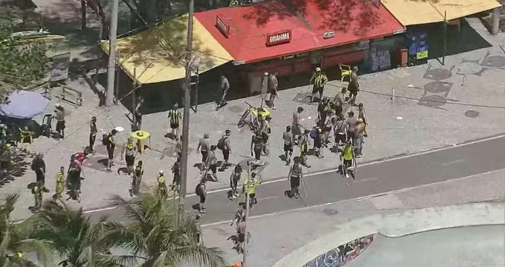 Torcida do Peñarol envolvida em confusão no Recreio (Reprodução/RJTV)