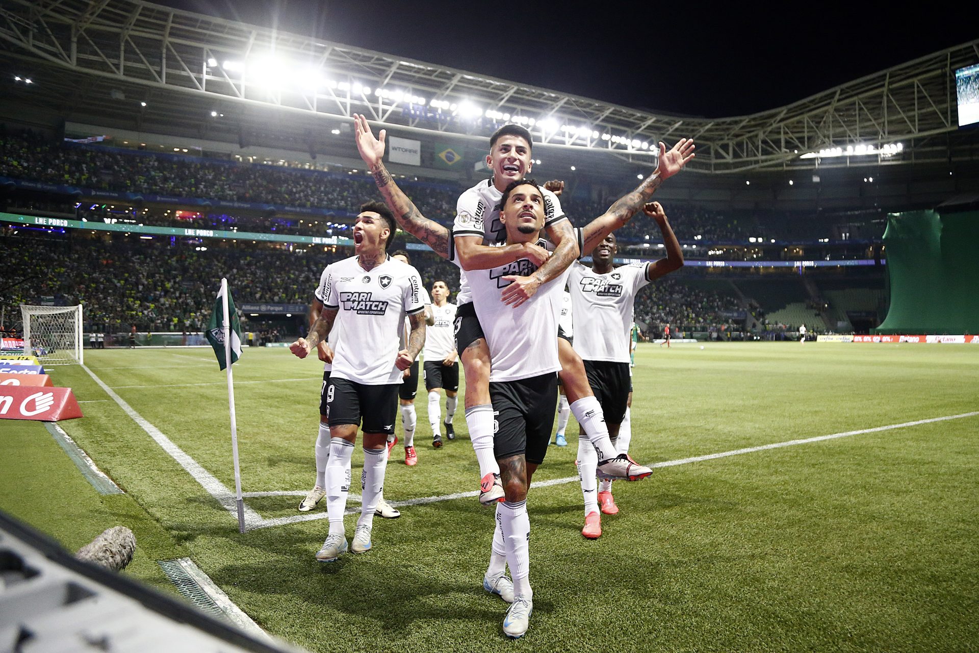 Jogadores do Botafogo comemoram o primeiro gol na partida