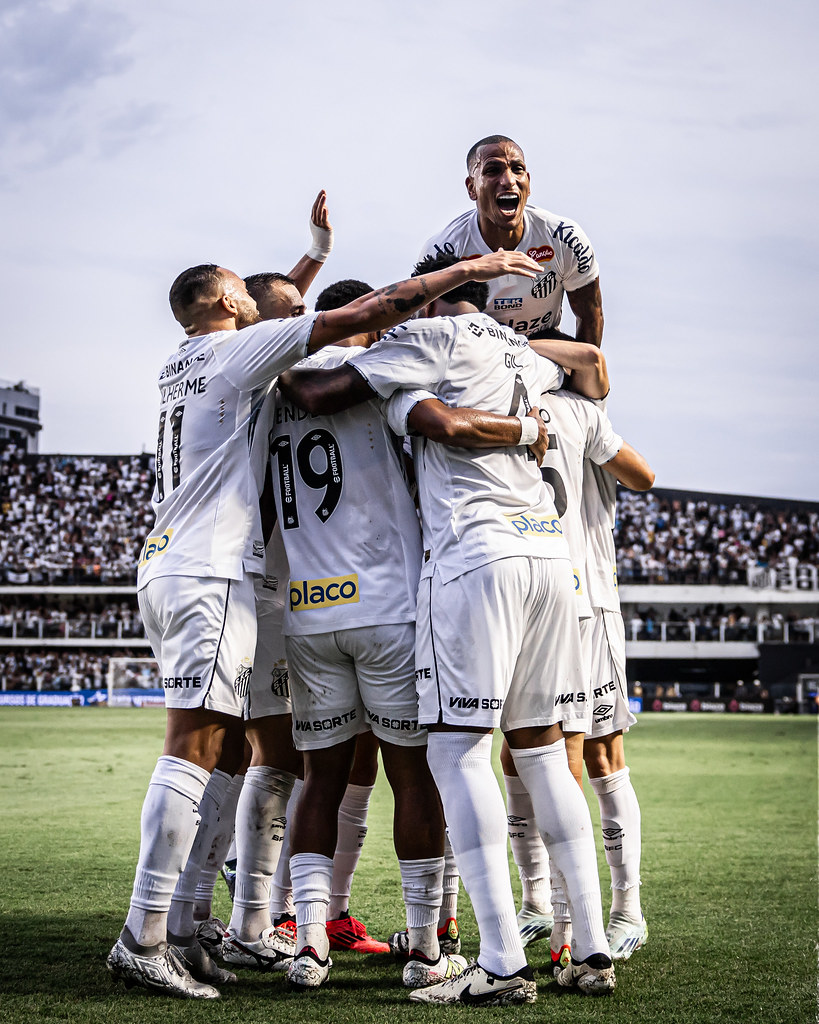 Santos conquistou o troféu da Série B 2024. Reprodução: X / Santos.