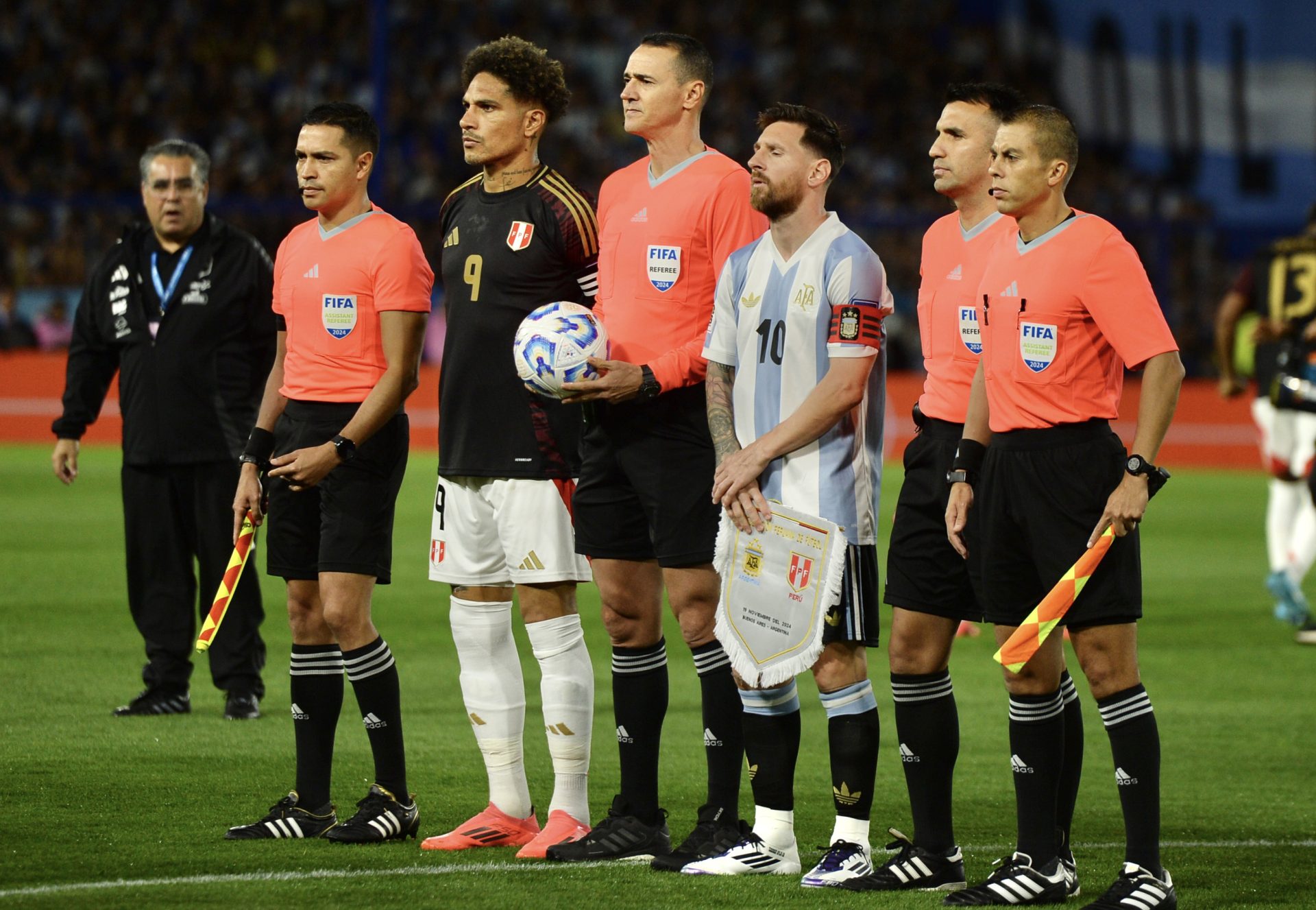 Paolo Guerrero, Lionel Messi e equipe de arbitragem da partida. Reprodução: X / Argentina.