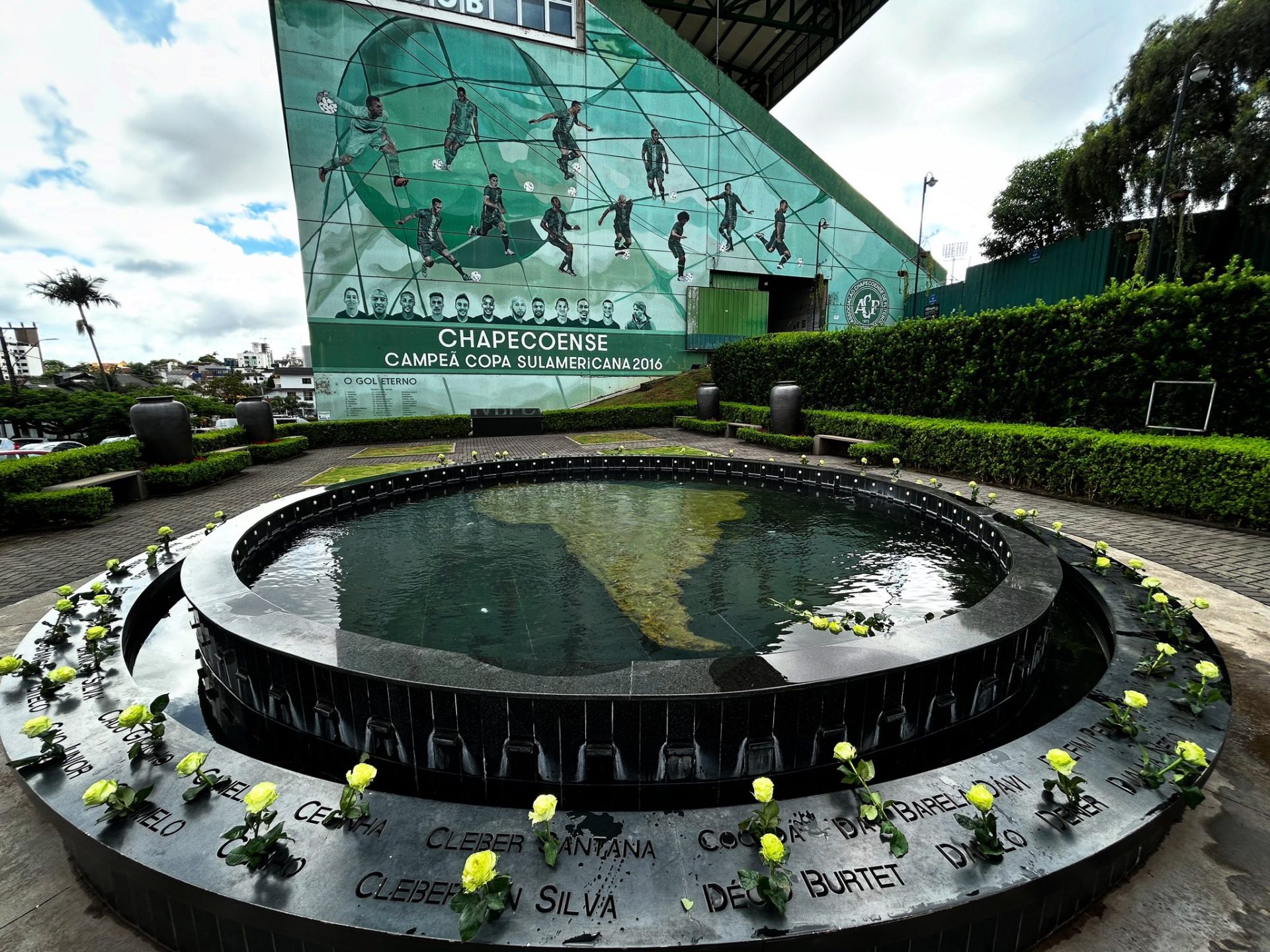 Homenagem às pessoas que faleceram no acidente. Reprodução: X / Chapecoense.