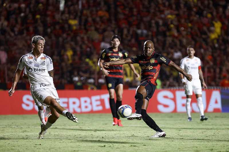 Jogadores do Santos e do Sport. Reprodução: Paulo Paiva / Sport Recife.