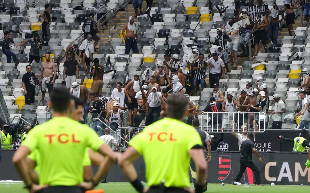 Claus observa a confusão em Galo x Flamengo