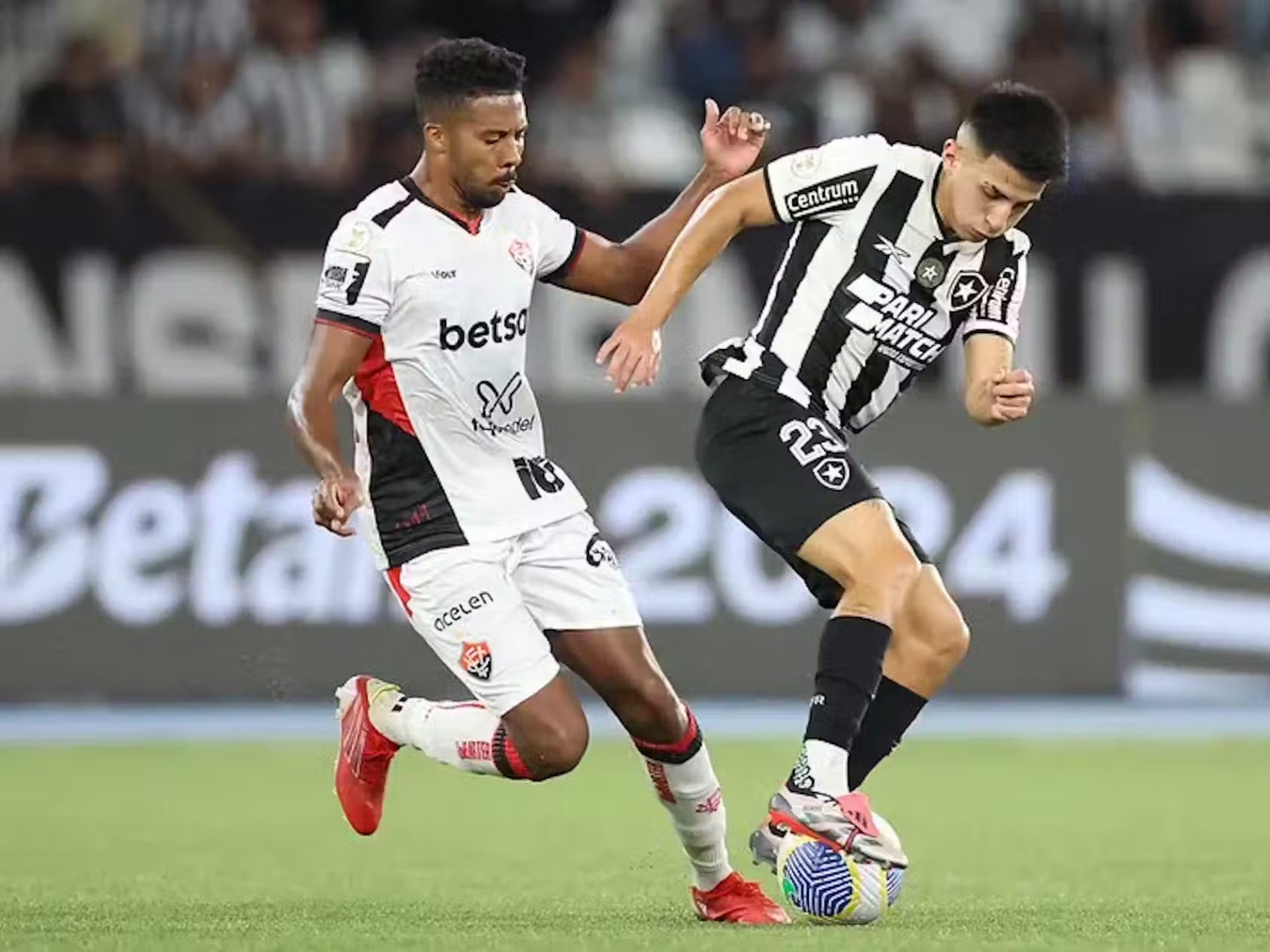 Botafogo tropeça e perde a liderança do Brasileirão