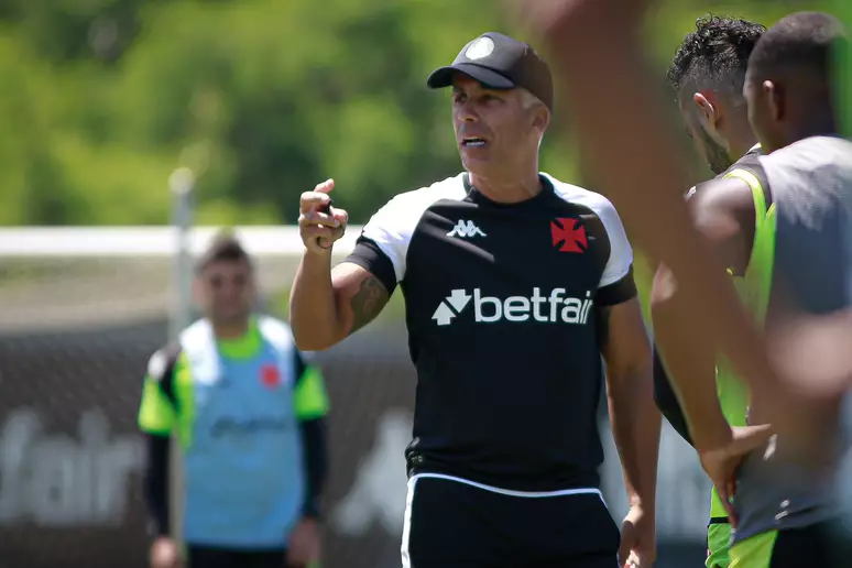 Felipe Loureiro comanda treino do Vasco