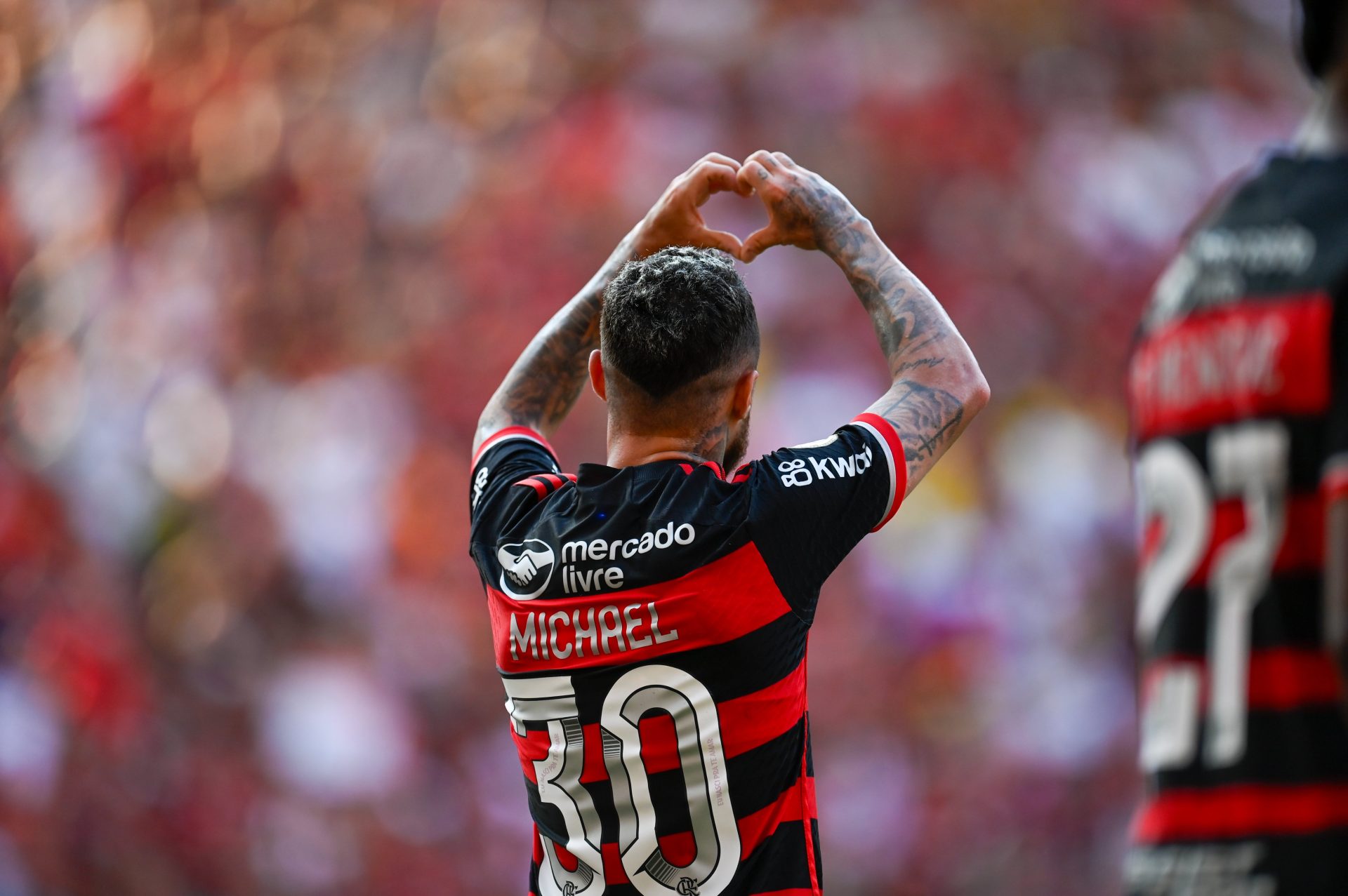 Flamengo ensaia atropelo, vê Inter reagir e vence no Maracanã