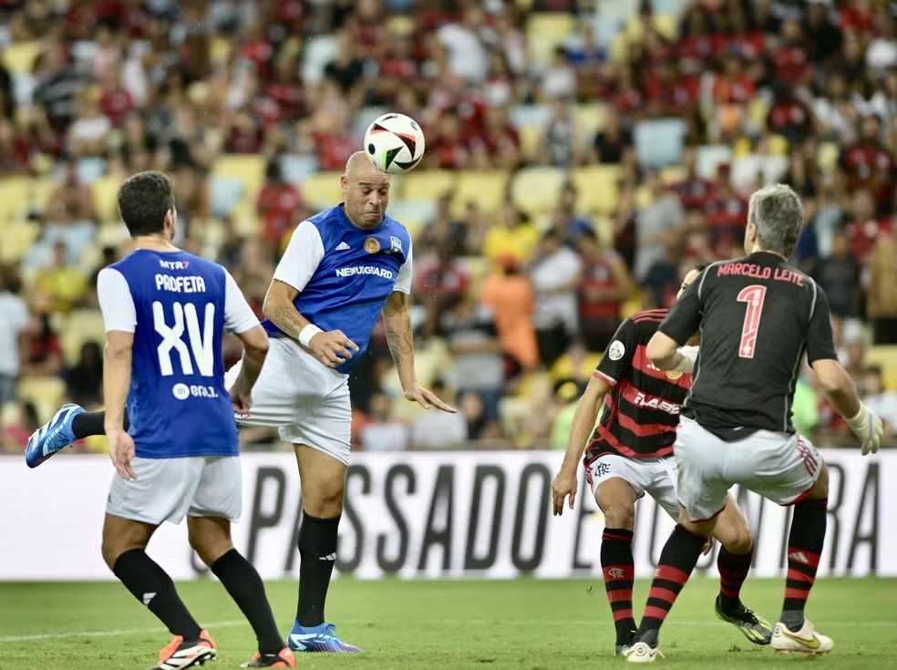 Adriano faz dois gols e chora ao ouvir voz do pai no Maracanã