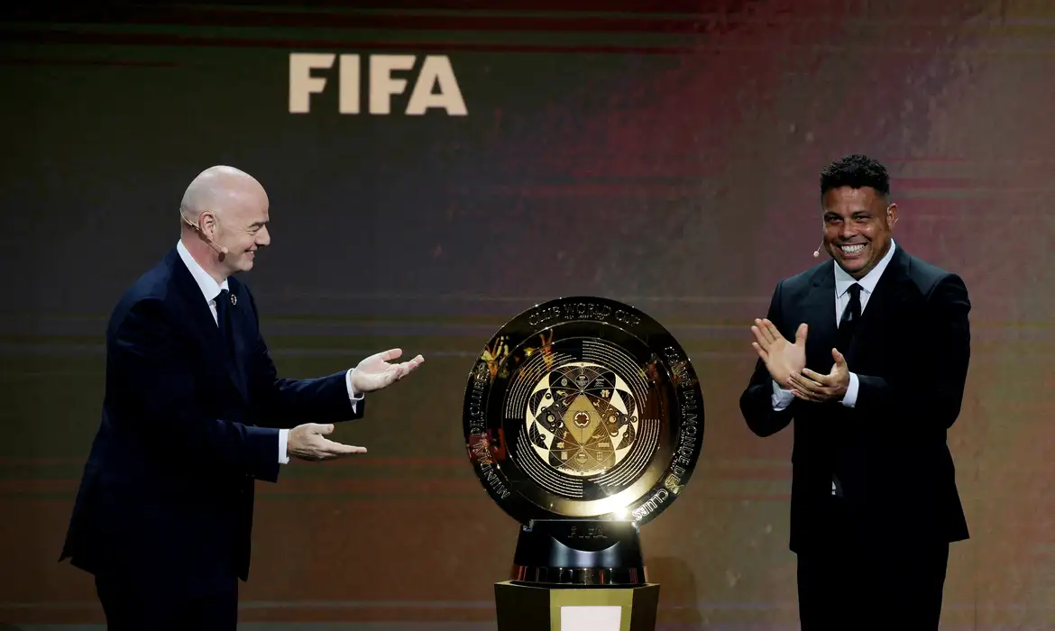 Gianni e Ronaldo com a Taça do Supermundial