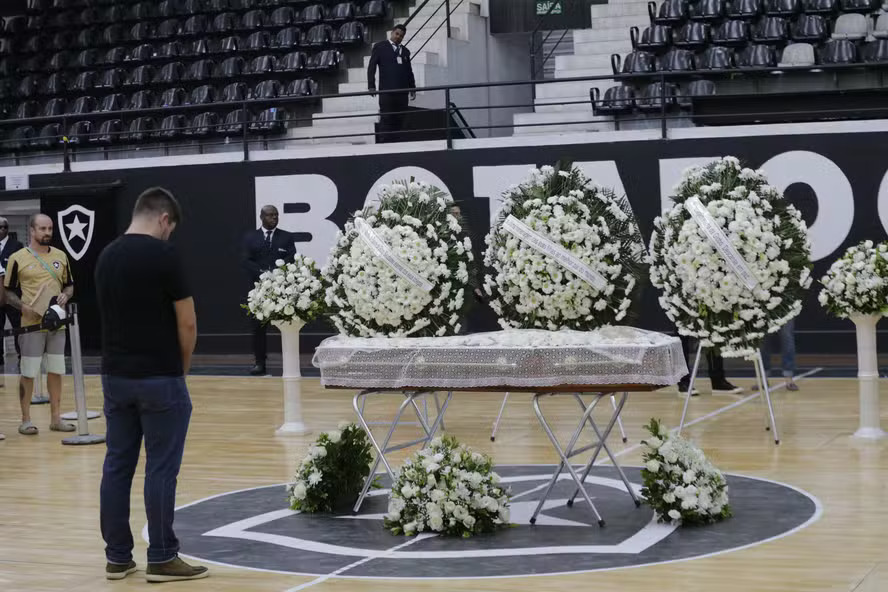 Velório de Léo Batista na sede do Botafogo. Reprodução: Domingo Peixoto