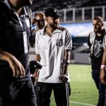 Neymar em visita à Vila Belmiro no ano passado. Reprodução: Raul Baretta/Santos.