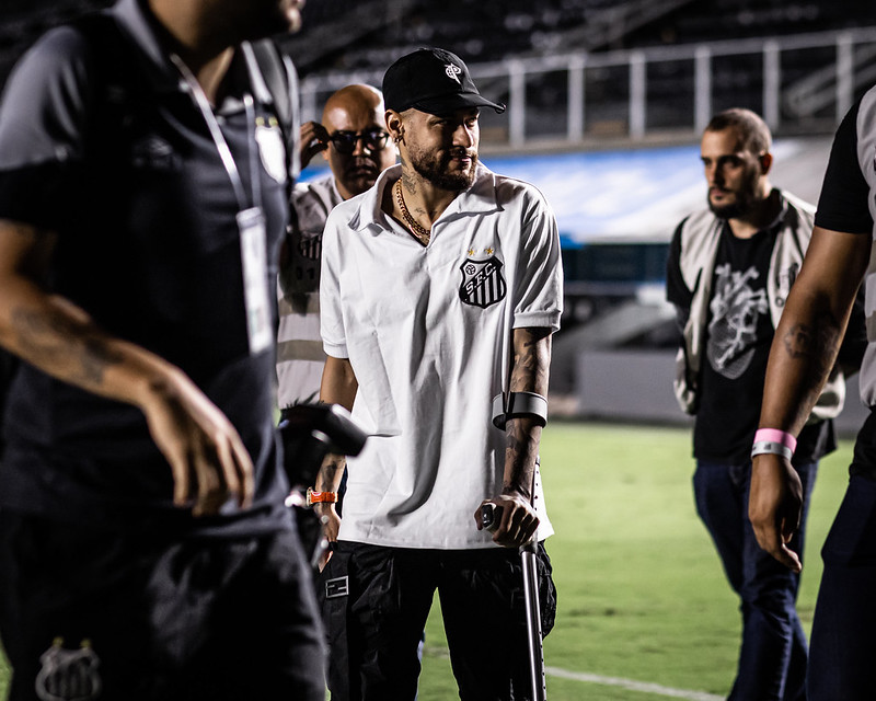 Neymar em visita à Vila Belmiro no ano passado. Reprodução: Raul Baretta/Santos.