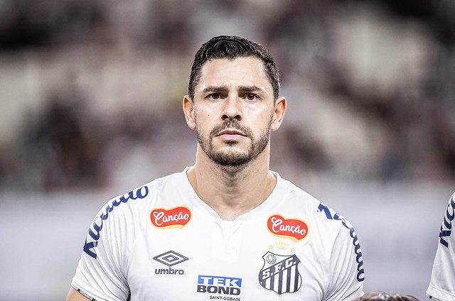 Giuliano, meia que está a caminho do Athletico. Reprodução: Raul Beretta/Santos.