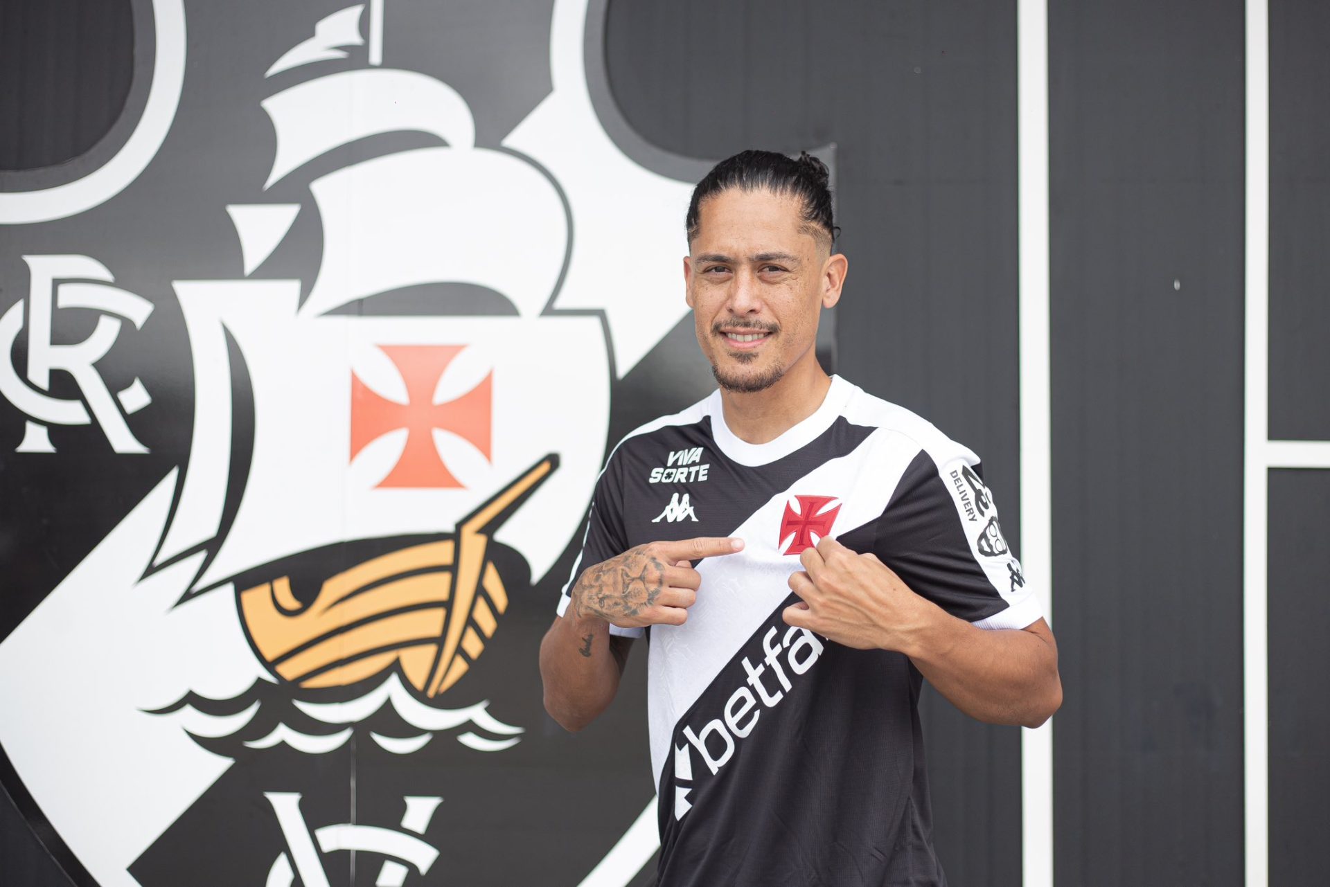 Vasco anuncia a contratação de Maurício Lemos, ex-Galo