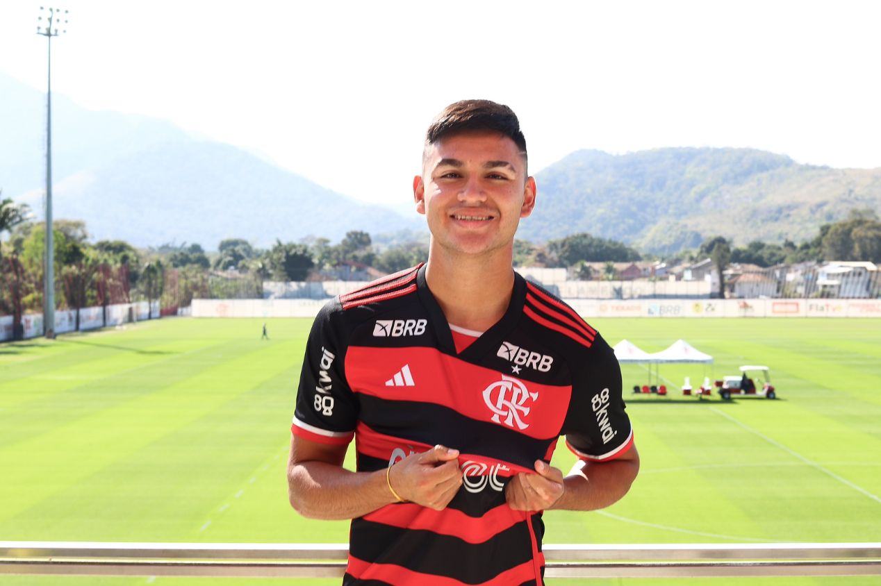 Carlos Alcaraz, meio-campista argentino que deixou o Flamengo (Divulgação/Flamengo)