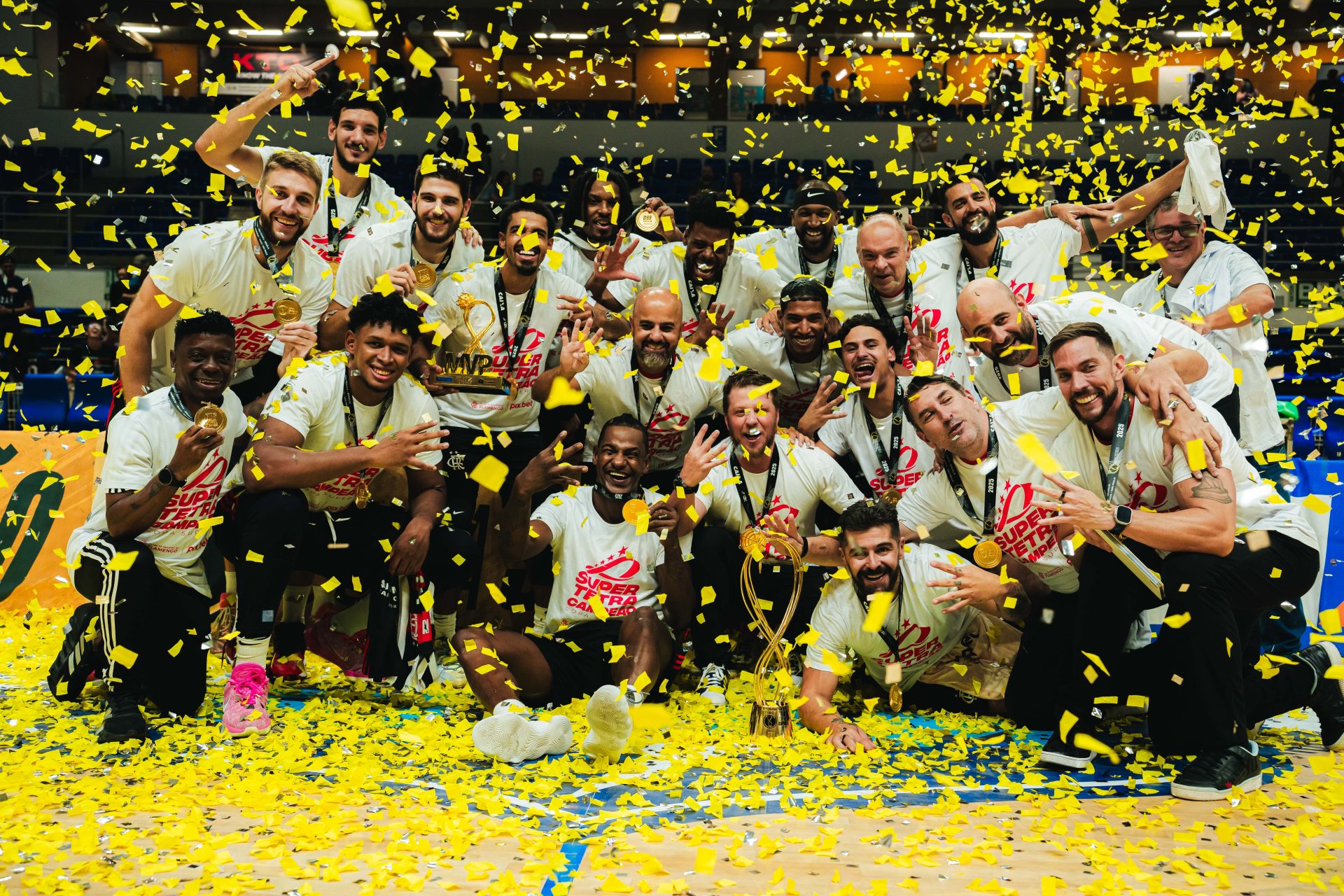 Elenco do Flamengo comemorando a conquista da Copa Super 8 de basquete. Reprodução: Yuri Reuters/LNB.