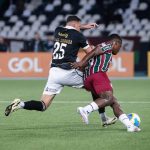 Hugo Moura, do Vasco, e Jhon Arias, do Fluminense, dividem a bola no último confronto entre as equipes