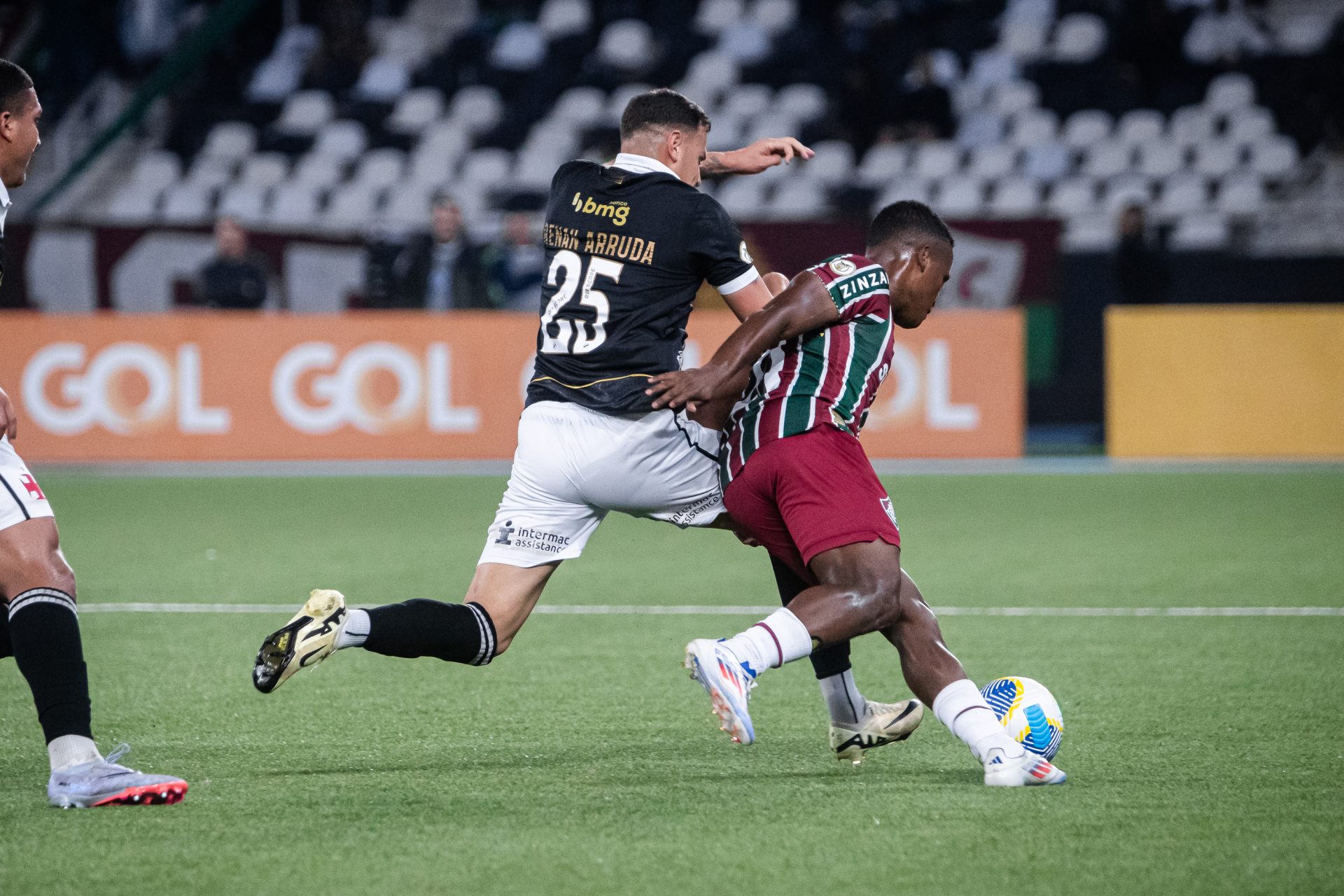 Hugo Moura, do Vasco, e Jhon Arias, do Fluminense, dividem a bola no último confronto entre as equipes