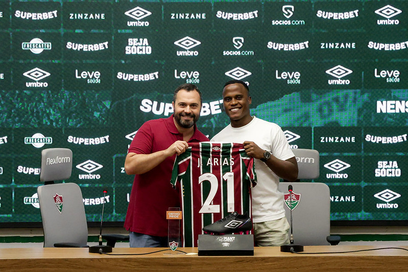 Mário Bittencourt e Jhon Arias no anúncio da renovação do colombiano com o Fluminense. Reprodução: Lucas Merçon/FFC.