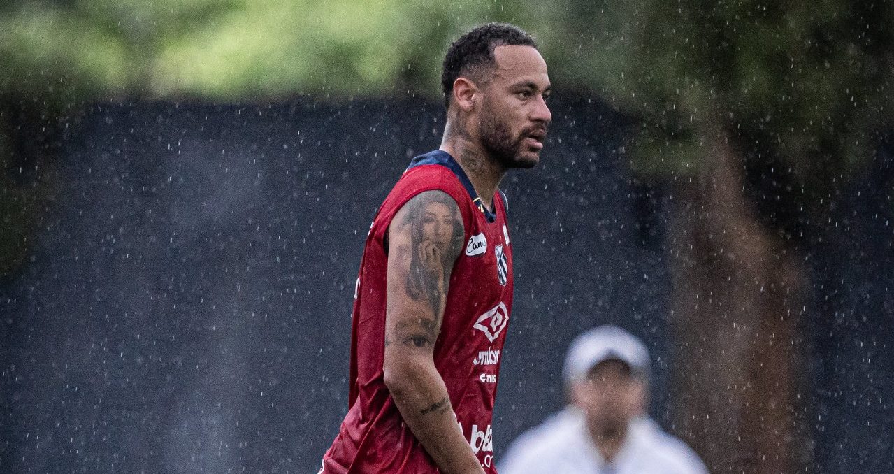 Neymar já veste a camisa do Santos em atividades de treino (Raul Baretta/Santos FC)