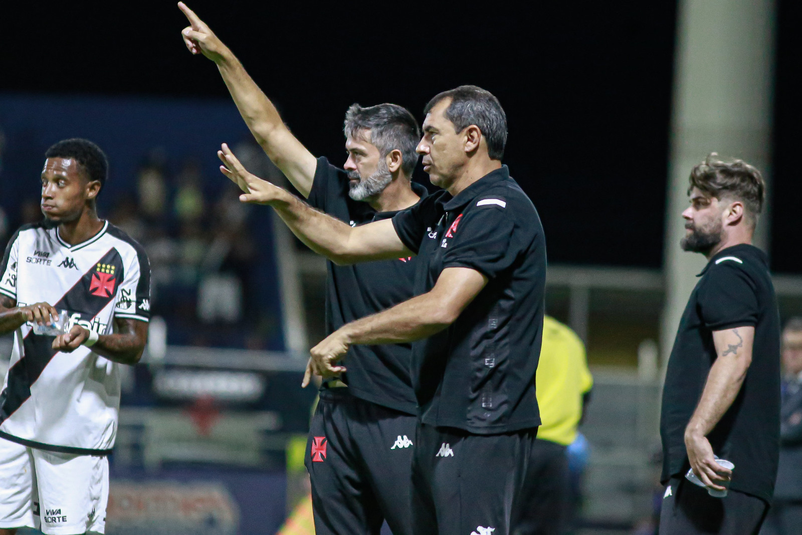 Fábio Carille e sua comissão técnica durante a partida contra o Sampaio Corrêa (Matheus Lima/Vasco)