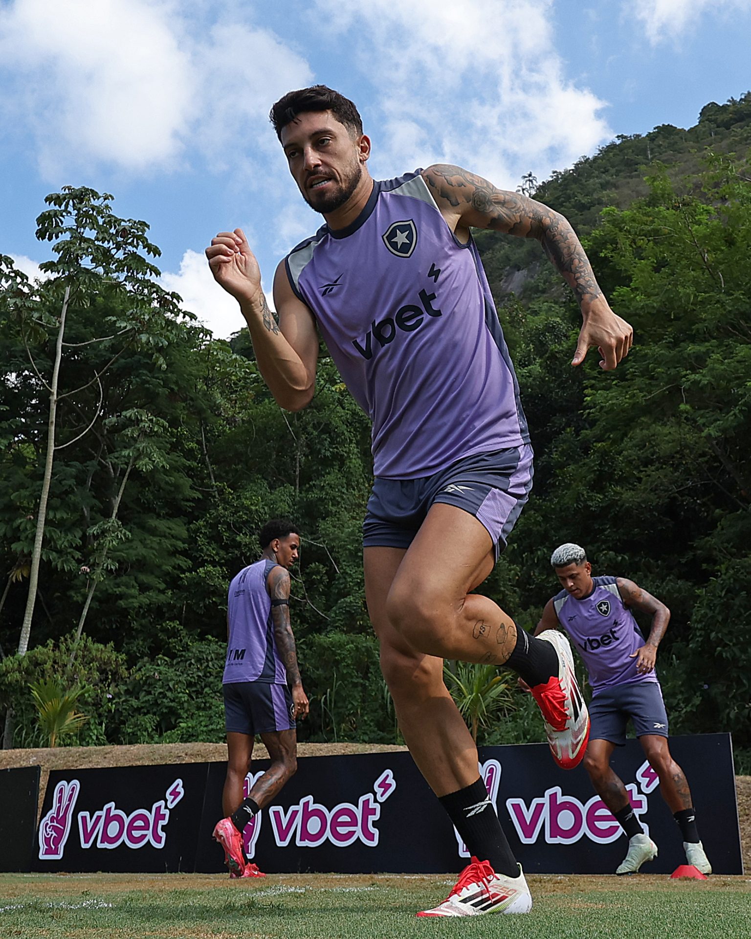 Alex Telles, lateral esquerdo do Botafogo (Foto: Vítor Silva)