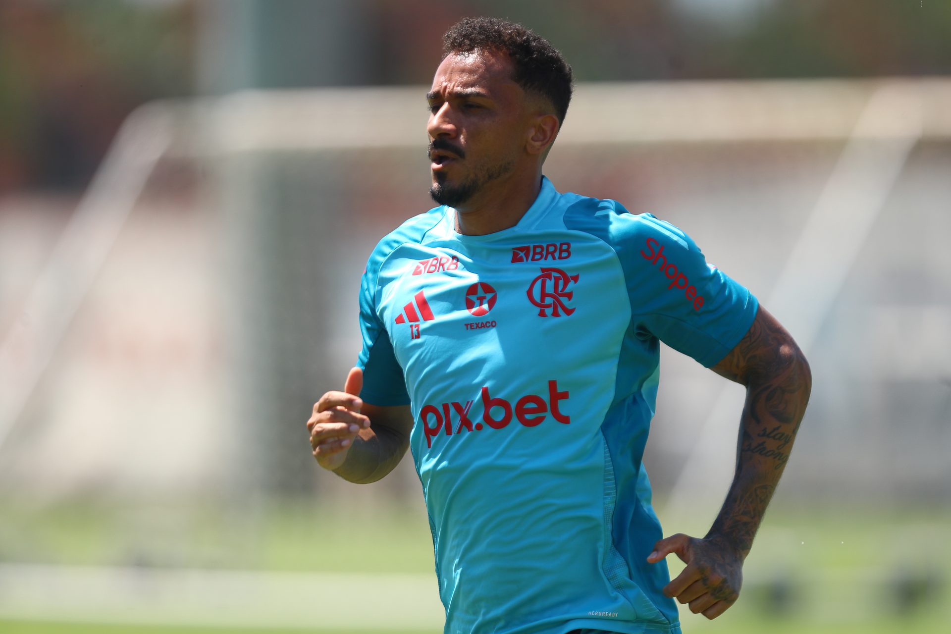 Danilo durante treinamento do Flamengo