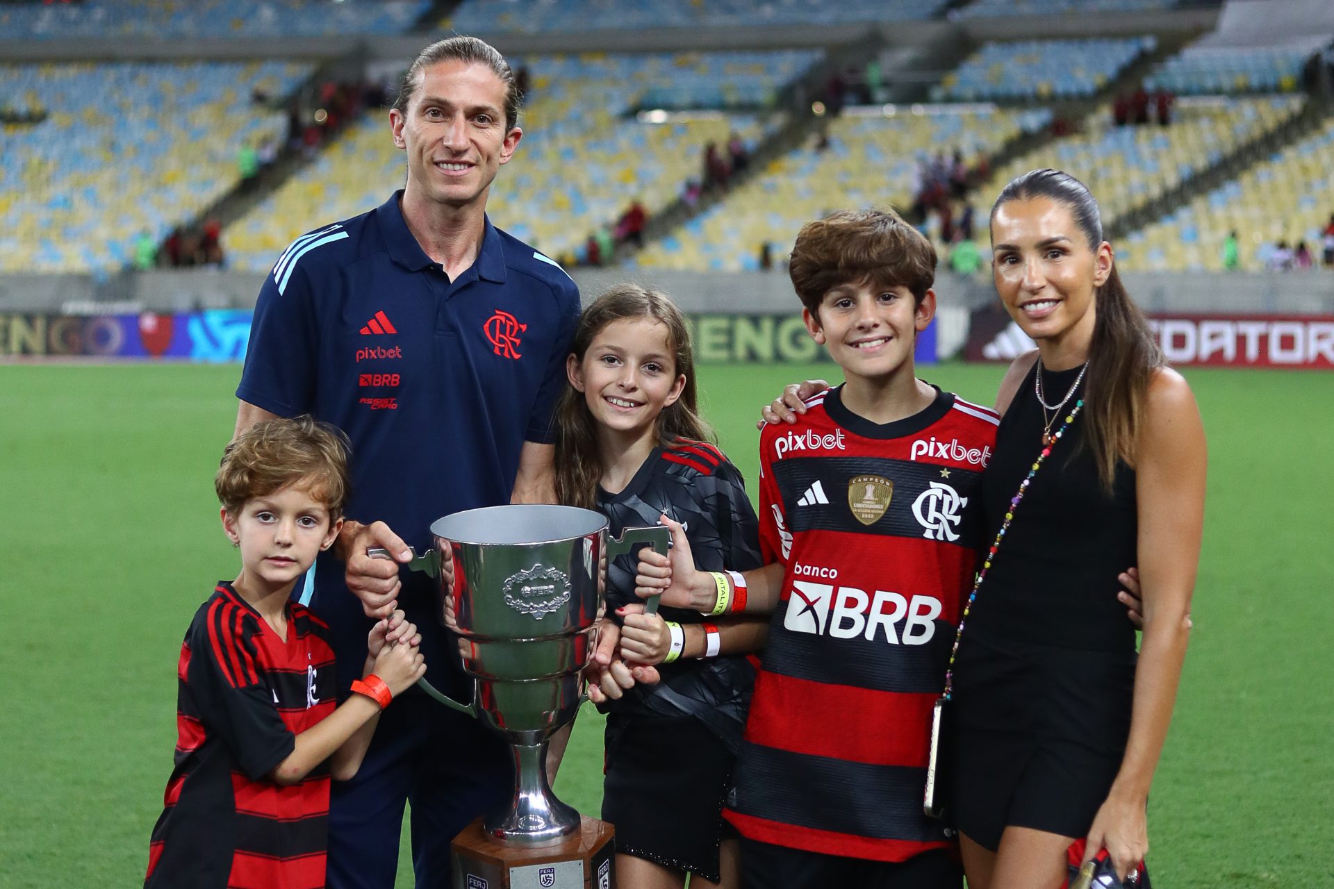 Filipe Luís e sua família (Foto: Fotos: Gilvan de Souza/Flamengo)