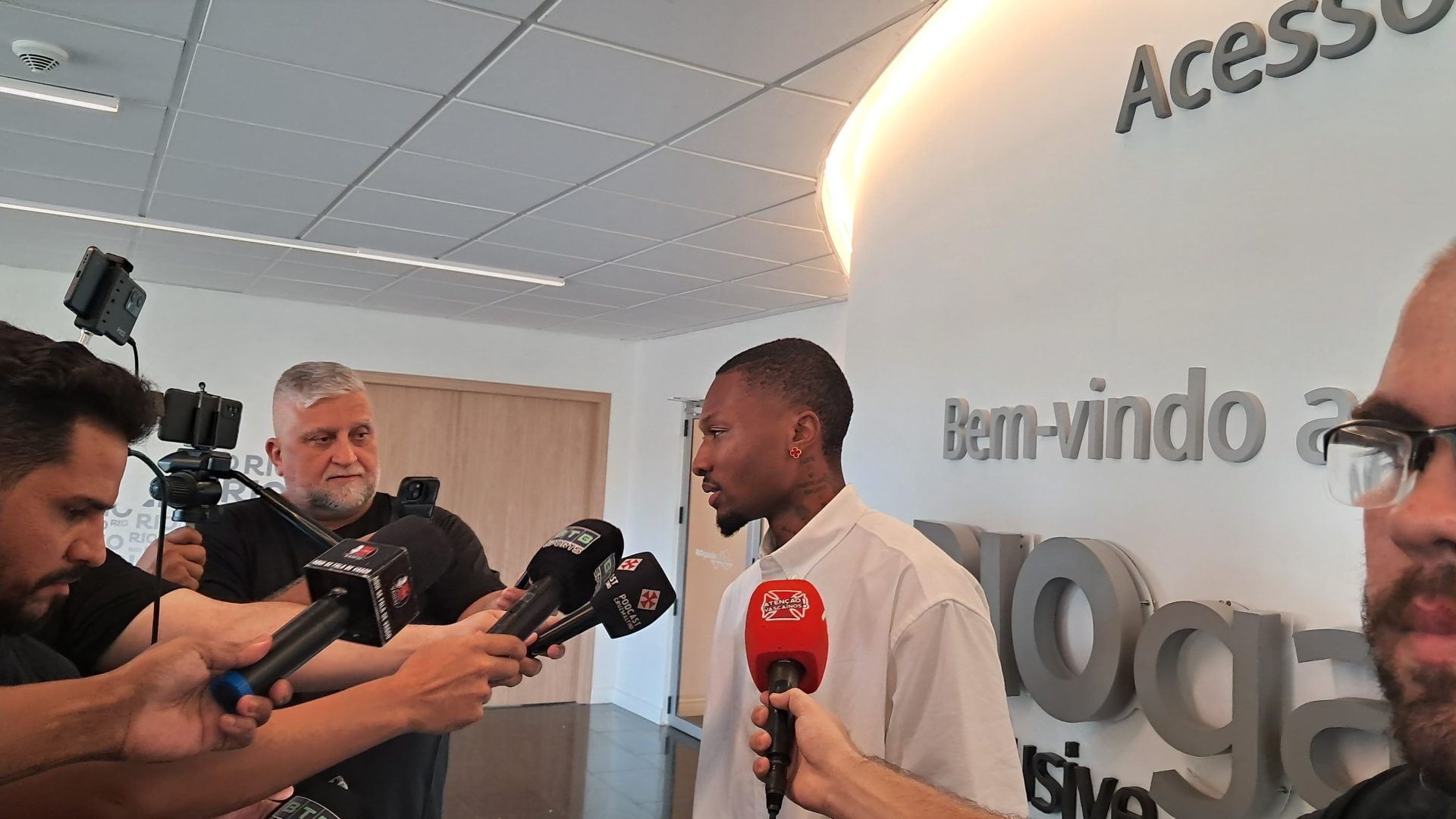 Loide Augusto concede entrevista aos jornalistas presentes no aeroporto