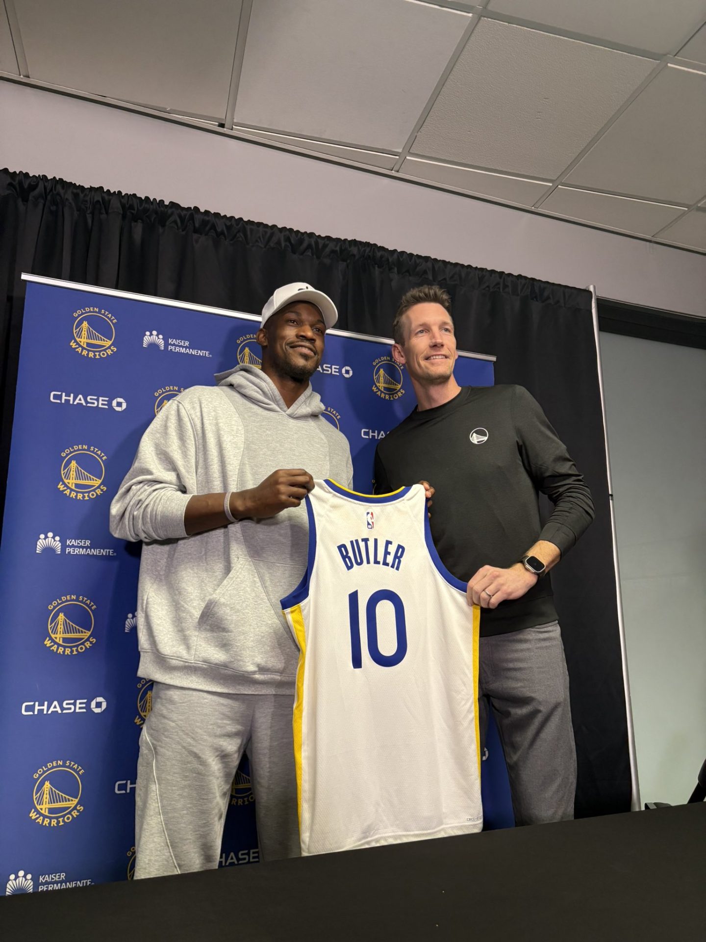 Jimmy Butler em apresentação no Golden State Warriors. Foto: Reprodução/X.