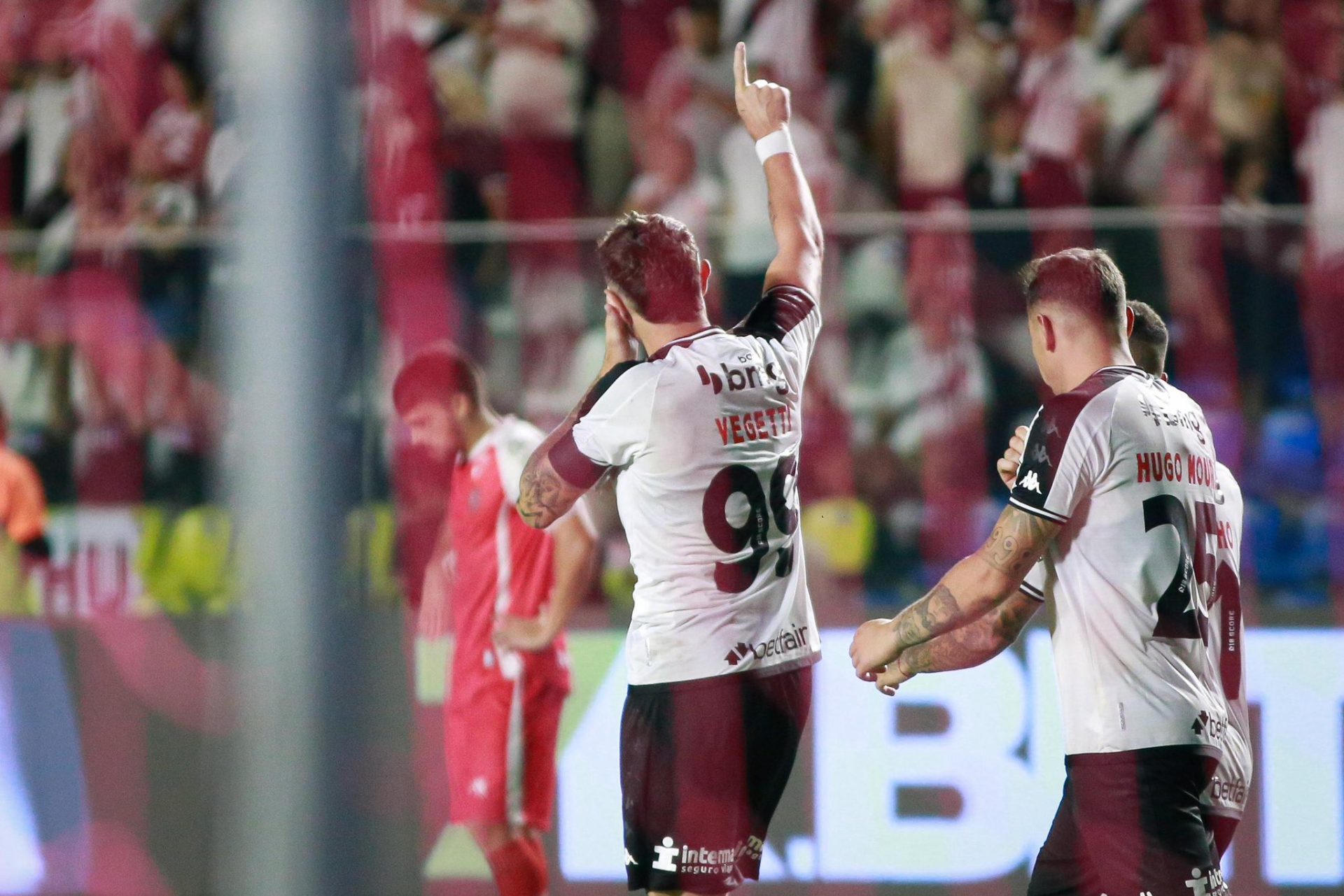 Pablo Vegetti comemora gol marcado pelo Vasco na vitória por 3 a 0 diante do União Rondonópolis (Matheus Lima/Vasco)