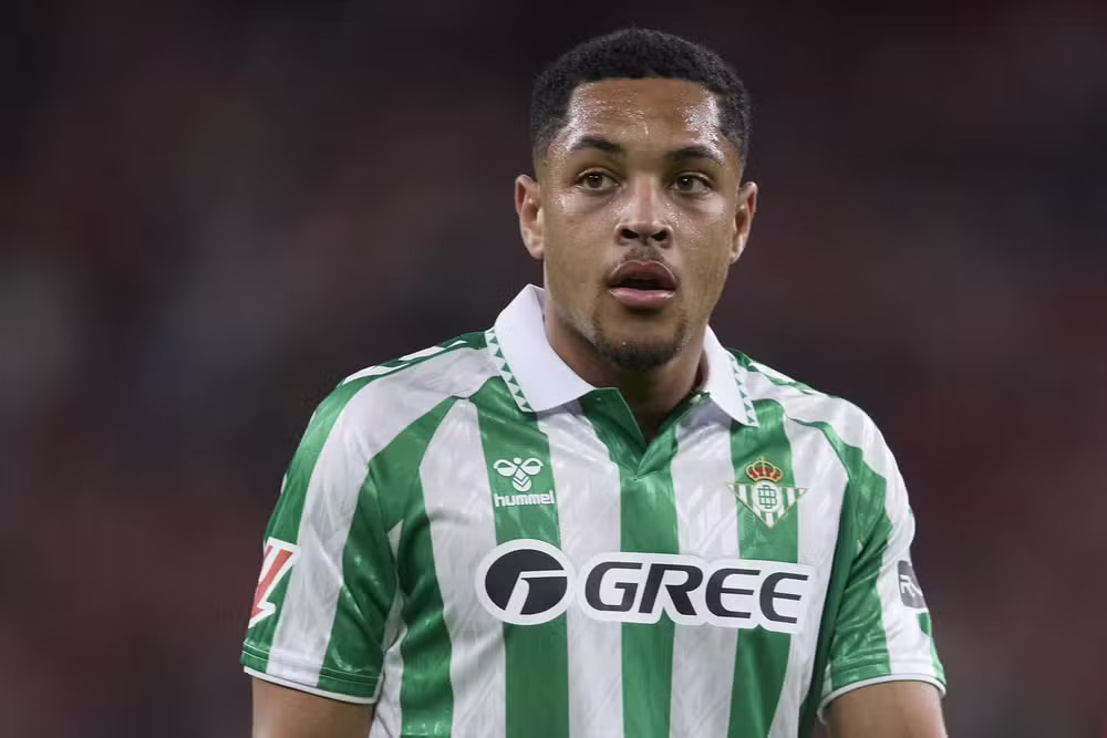 Vitor Roque está emprestado ao Betis pelo Barcelona até o fim da temporada e já tem acerto para jogar no Palmeiras depois disso. Foto: Getty Images.