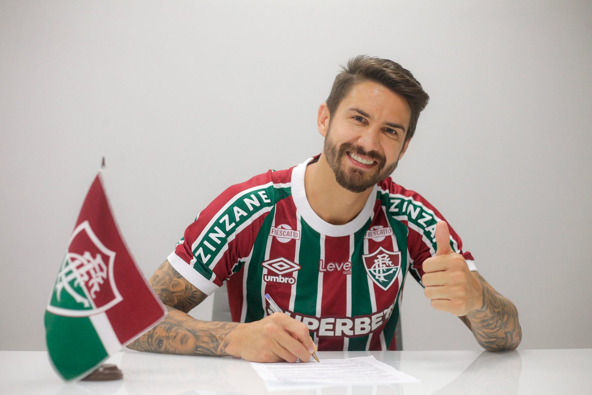 Everaldo assina contrato com o Fluminense no CT Carlos Castilho