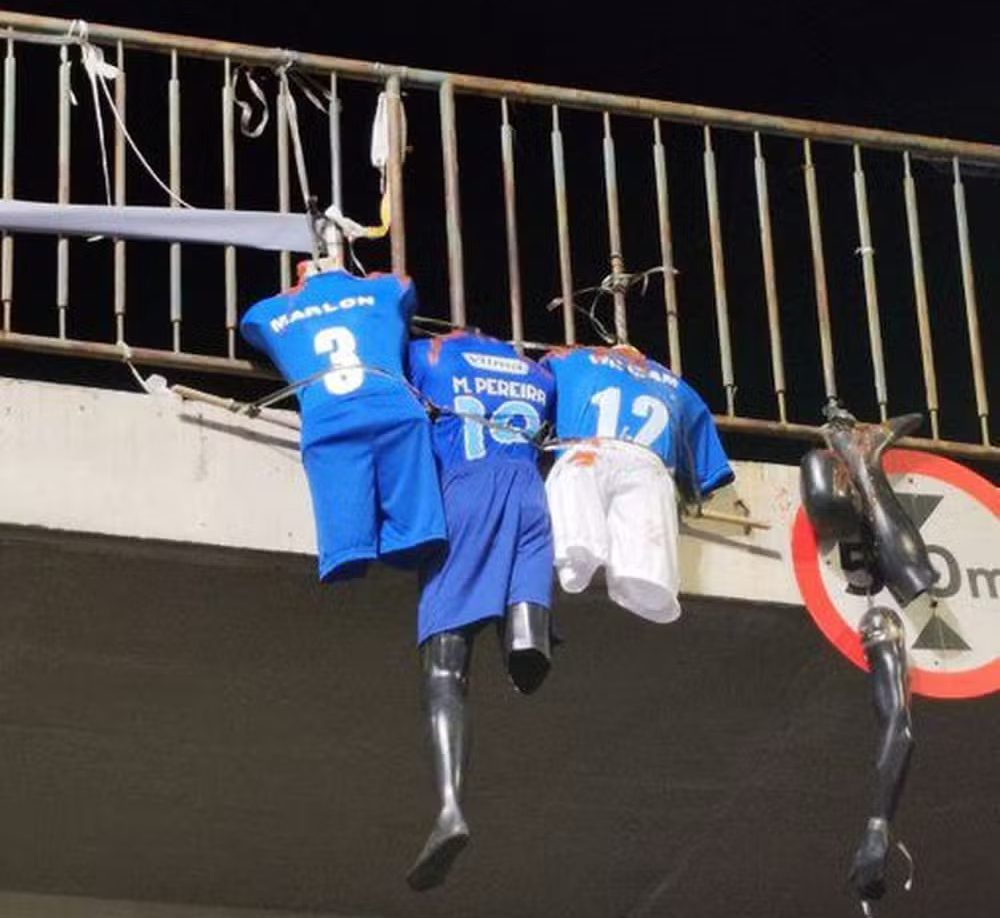 Bonecos decapitados com camisas de jogadores do Cruzeiro. Foto: Reprodução/Redes sociais.