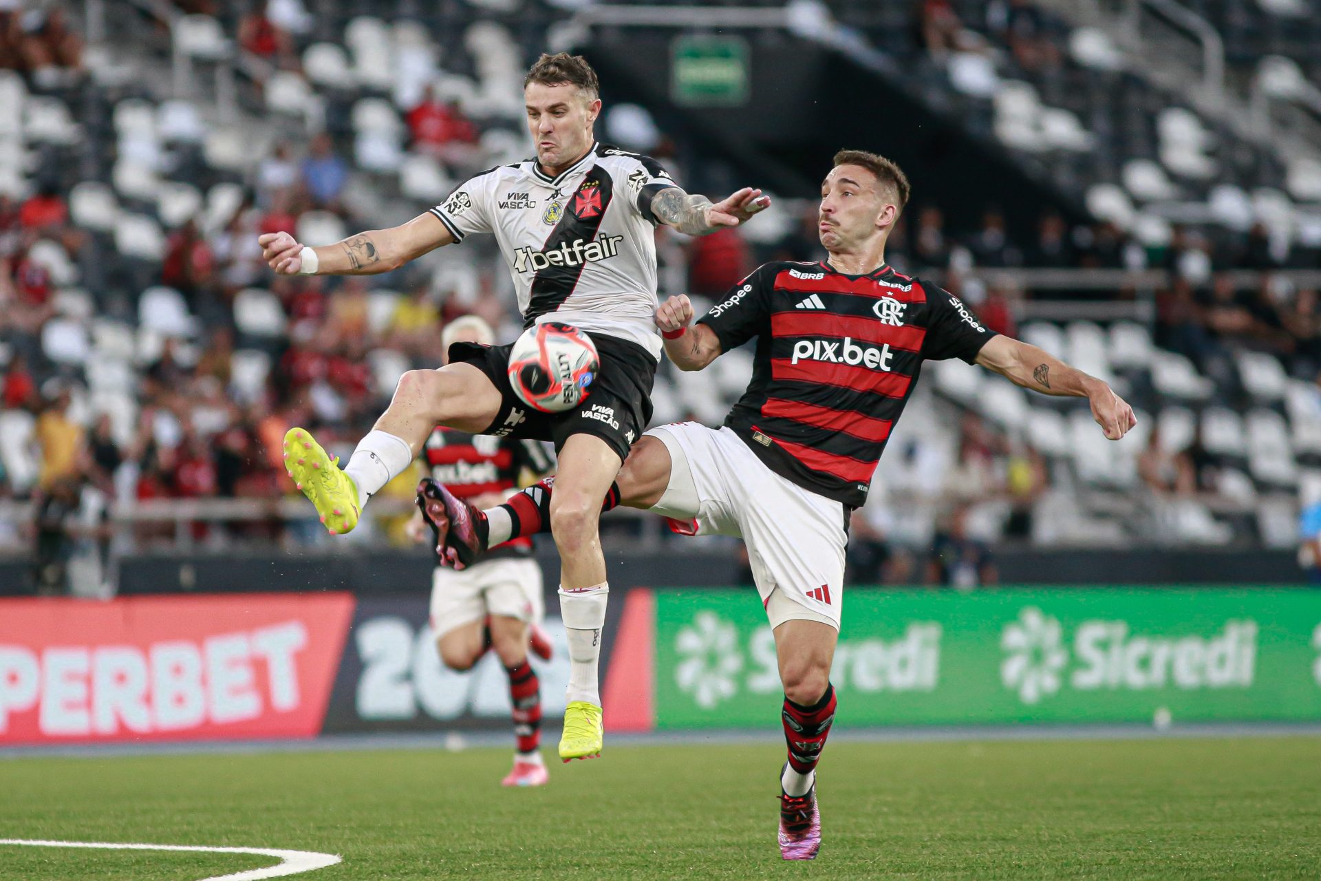 Léo Ortiz, do Flamengo, e Vegetti, do Vasco, disputam a bola no alto