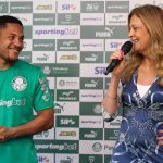 Leila Pereira e Vitor Roque durante apresentação do novo camisa 9 palmeirense