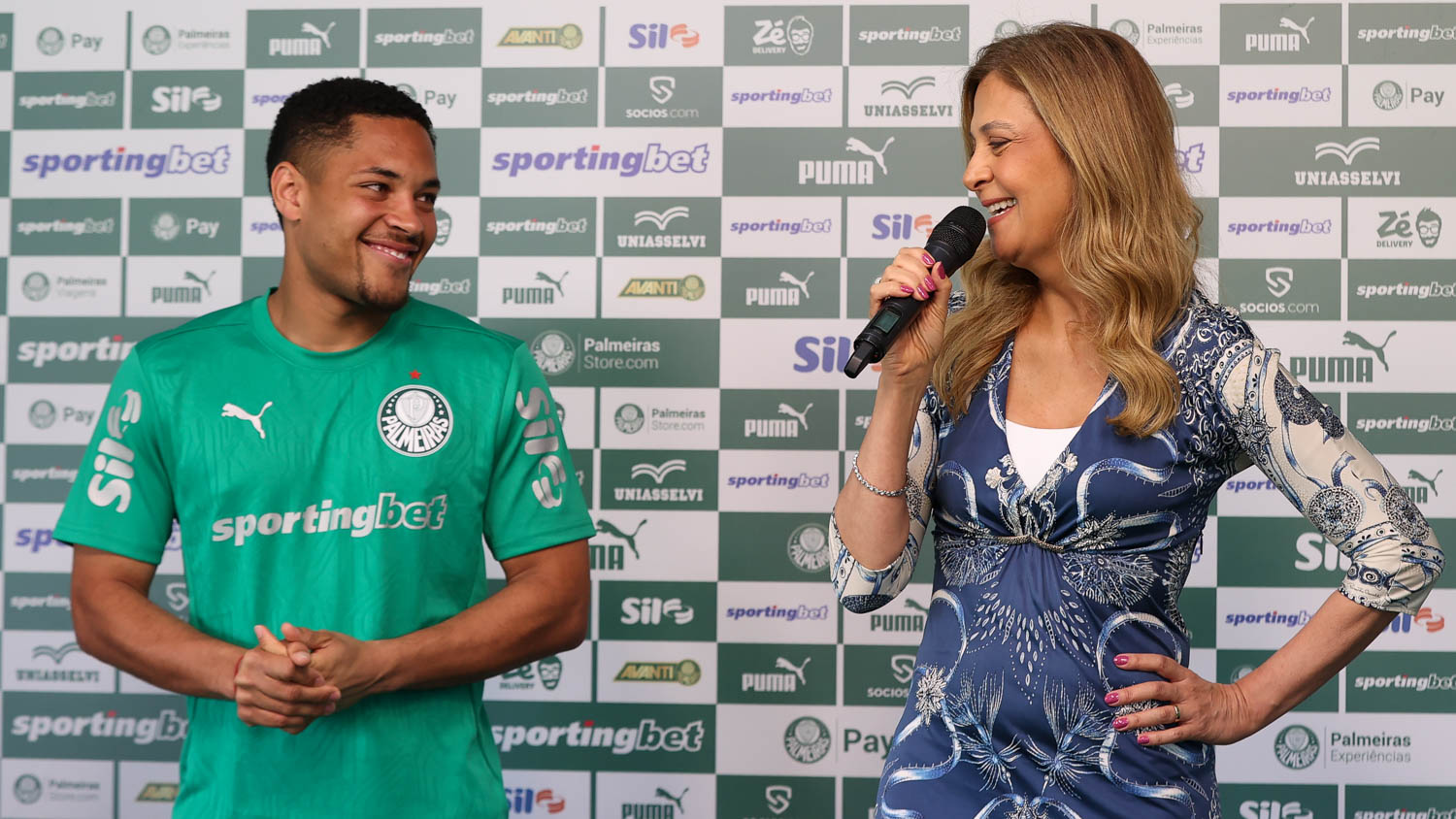 Leila Pereira e Vitor Roque durante apresentação do novo camisa 9 palmeirense