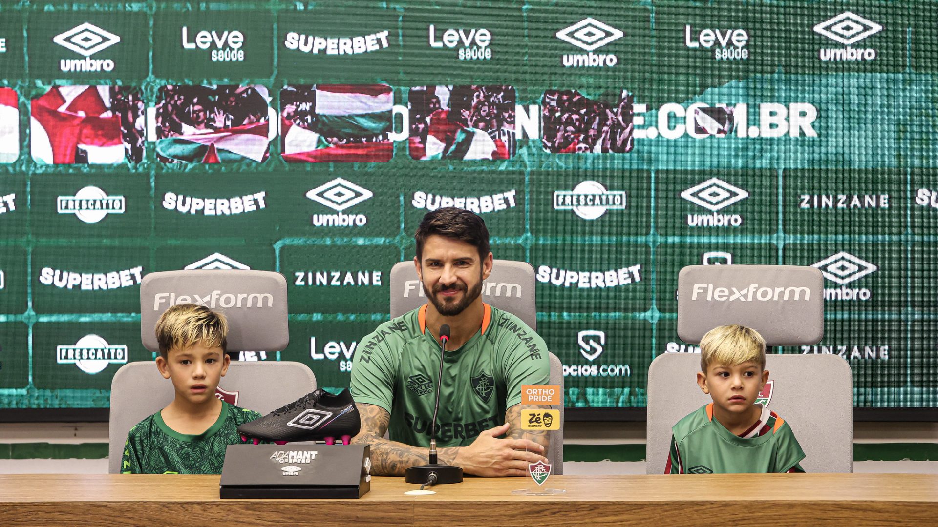 Everaldo é apresentado no Fluminense e explica apelido ‘Eve’