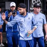 Neymar acenando para torcedores em Curitiba ( Divulgação/Santos)