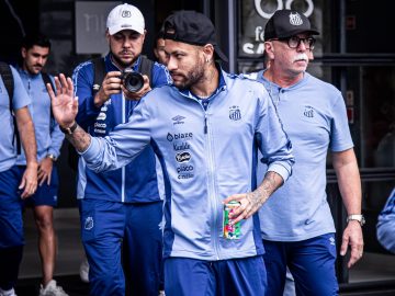 Neymar acenando para torcedores em Curitiba ( Divulgação/Santos)